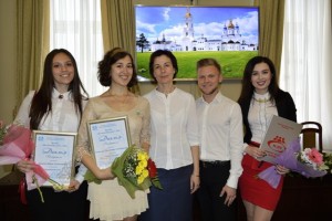 директор ТИИ Людмила Останина с победителями конкурсами