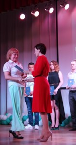 Директор филиала Людмила Останина вручает дипломы 