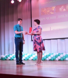 Первый Заместитель Главы города Тобольска Яна Степановна Зубова вручает дипломы с отличием