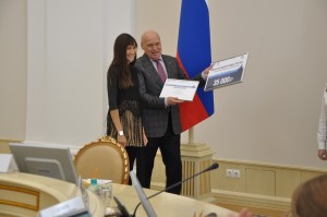 Евгений Заболотный вручает награду Аледине Валидовой