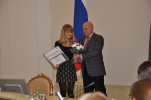 Евгений Заболотный вручает награду Алене Колесниковой