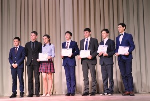 Предсатвители Школы инженерного резерва ТИУ награждают финалистов форума