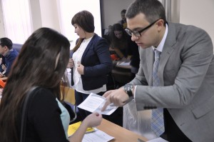  Меженников Дмитрий, директор учебного центра компании «РН-Пурнефтегаз» консультирует студентов