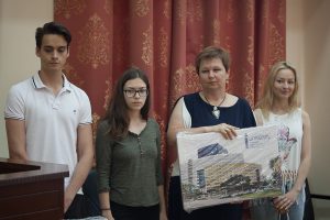 Вероника Ефремова наградила памятными постерами обладателей самых высоких баллов по результатам ЕГЭ