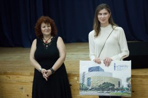 Светлана Капелева вручает подарок Алине Хоробрых