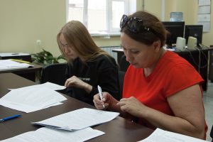 Софья Кадочникова с мамой знакомятся с условиями договора 