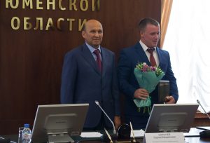 Вице-губернатор Сергей Сарычев вручает награду Владимиру Копырину