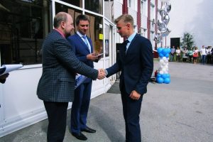 Дмитрий Паутов и Денис Неустроев поздравляют первокурсников КИиСа