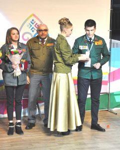 Комиссар Центрального Штаба РСО Екатерина Красикова вручает награду Антону Ядрышникову