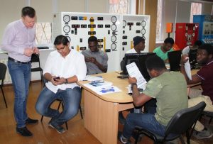 В Международном учебно-тренажерном центре ТИУ иностранные студенты учатся ликвидировать аварии на буровой