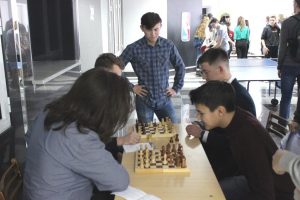 Школьники в ТИУ сыграли в шахматы