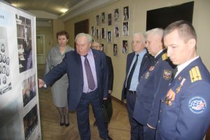 гости посетили выставку, посвящённую памяти В.И. Муравленко