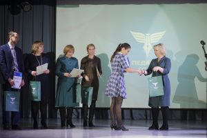 Людмила Габышева вручает награду Наталье Литвиновой 