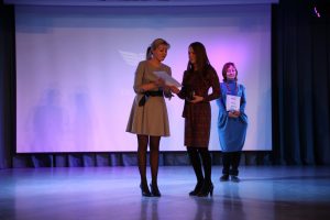 Ольга Старовойтова награждает обладательницу 2 места в номинации "Преподаватель год" Марию Токареву