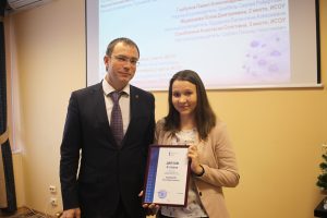 Яков Пронозин вручает награду Юлии Медведевой