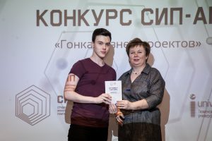 Вероника Васильевна вручает сертификаты участников
