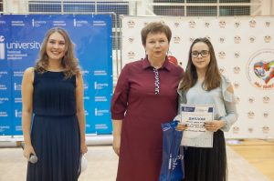 Глава вуза Вероника Ефремова вручает участникам конкурса заслуженные награды