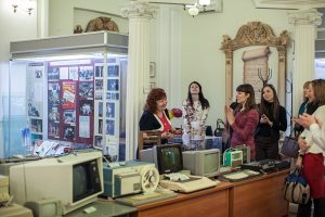 Выпускники на эжкскурсии в Музее истории архитектуры и строительства Тюменского края
