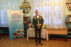 Боец отряда "Тюменский соболь" Никита Кабаков проводит беседу со школьниками