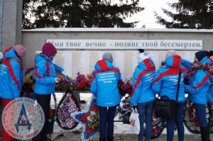 Отряд "Тюменский соболь" на очистке памятника героям ВОВ