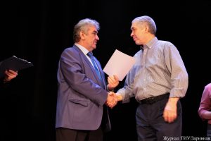 Александр Лейс вручает награды преподавателям института