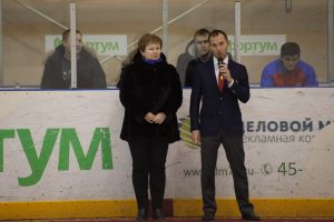 И.о.ректора ТИУ Вероника Ефремова и управляющий директор Студенческой хоккейной лиги Антон Храмцов