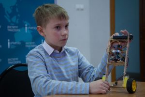 Третьеклассник школы №15 Миша Спиридонов представил балансирующего робота