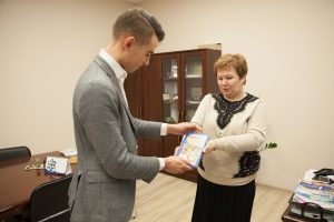 Вероника Васильевна дарит книгу молодому ученому Льву Максимову