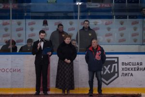 Вероника Ефремова и Владимир Ульянов приветствуют игроков