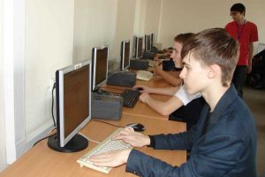 Школьники на мастер-классе по созданию сайта