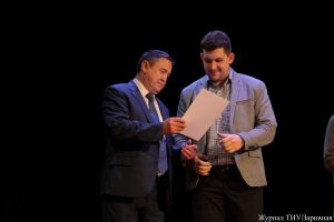 Камиль Ахмедов вручает Благодарственное письмо