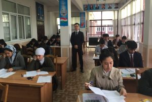 главный специалист Управления международных образовательных программ Талгат Дисенбаев во время проведения проверочных испытаний