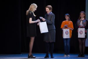 Зам.губернатора Ольга Кузнечевских награждает юного волонтера