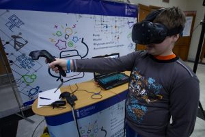 На площадке Школы инженерного резерва можно было примерить очки виртуальной реальности