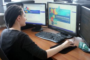 Елена Полкова за работой над электронным учебником