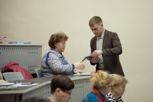 Руководитель проекта Антон Ермолаев общается с  участницей
