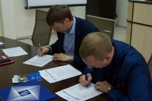 Дмитрий Новицкий и Иаван Мясников подписывают резолюцию