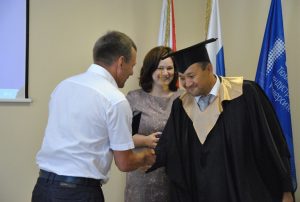 Директор ИДДО Юрий Фролов вручает диплом Андрею Хафизову