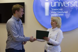 Сергей Королёв получает диплом из рук Людмилы Габышевой