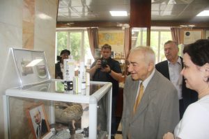 Осмотр А.Х.Везировым комплекса предметов косметической продукции из  нефти, добываемой в Азербайджане