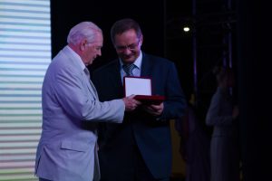 Игорь Спиридонов вручает заслуженную награду