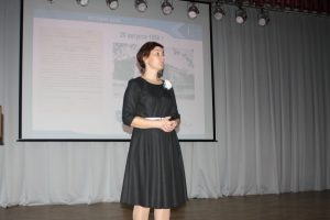 Людмила Васильевна Останина, директор Тобольского индустриального проводит лекцию для первокурсников