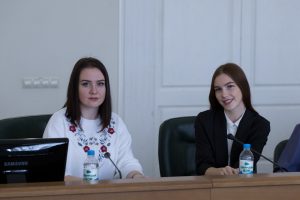Студентки 3 курса специальности Промышленное и гражданское строительство Ирина Варачёва и Дарья Войнова 