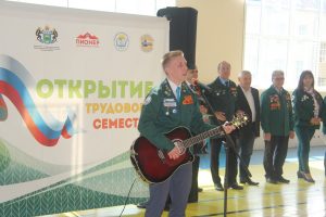 Комиссар СОО "Олимп" Александр Скиба исполняет песню "Мы-РСО"