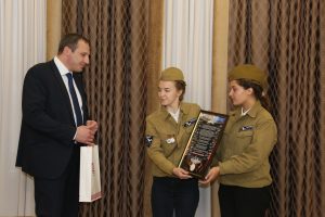 Участники Тюменского областного поискового отряда вручают Вячеславу Дубову Благодарственное письмо