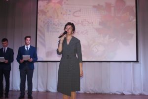 Директор Филиала ТИУ в Тобольске Людмила Останина поздравляет первокурсников