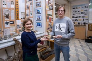 Александр Яковлев передает экспонат Марии Почежерцевой