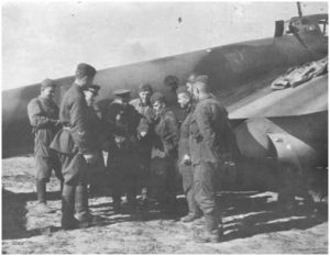 Курсанты ВАШП обсуждают полёты у бомбардировщика Пе-2