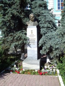 Памятник Н.Кузнецову в Тюмени