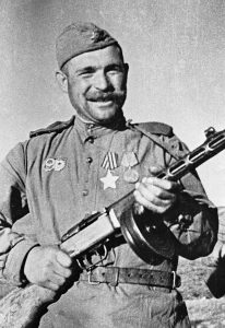 Советский солдат с пистолетом-пулемётом ППШ
